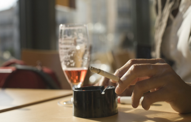 ¿Por qué el alcohol aumenta las ganas de fumar?