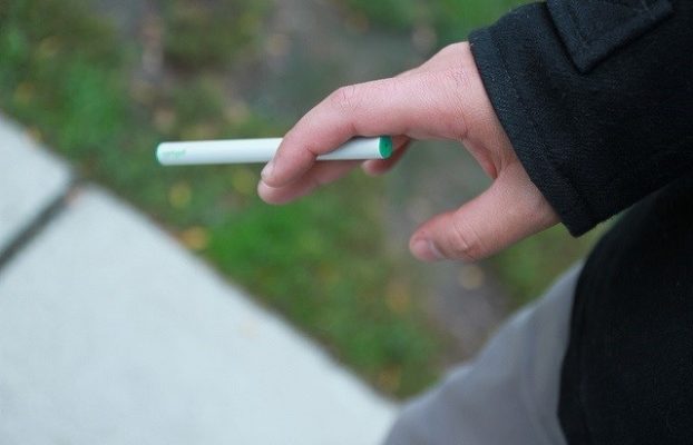 Más riesgo de fumar entre las personas adolescentes que vapean con alta concentración de nicotina