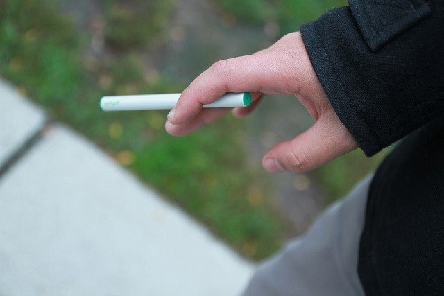 Más riesgo de fumar entre las personas adolescentes que vapean con alta concentración de nicotina