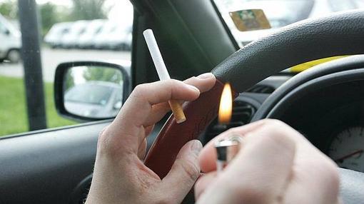 La Sociedad Española de Salud Pública pide prohibir fumar en coches y en recintos con menores